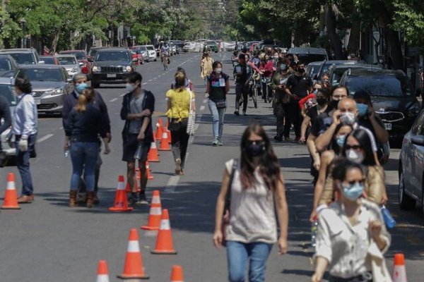 "Chilenos votan si eliminar documento de la dictadura y escribir uno nuevo": Lo que dicen los medios internacionales sobre el Plebiscito