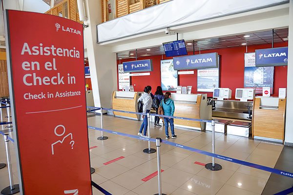 <p>Latam no considera beneficiario al pasajero que cancele el vuelo por iniciativa propia. Foto: Agencia Uno </p>