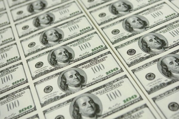 Dólar cae influido por venta de las AFP y subastas de Hacienda