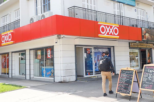 <p>FEMSA ofreció cerca de US$ 55 millones por los OK Market del Grupo Saieh. Foto: Julio Castro</p>