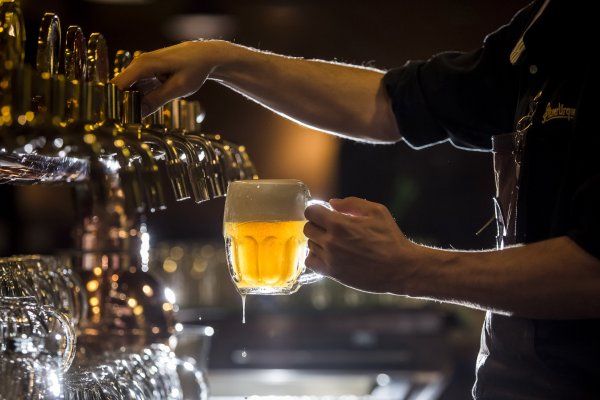 Brasileños utilizaron ayuda de covid para comprar más cerveza