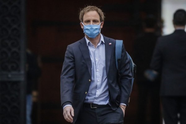 Arturo Zúñiga prepara su salida del Minsal para postular al Congreso