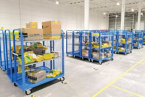 Mercado Libre pone presión a la industria con más centros logísticos y flota propia de camionetas