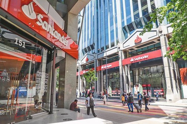 <p>Santander espera que el gobierno promueva el uso de tarjetas y pagos electrónicos. Foto: Julio Castro</p>