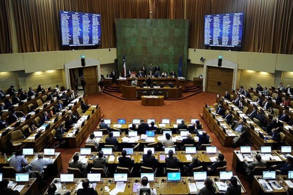 <p>Ahora en DF: Desde el PC a la UDI: Críticas al gobierno marcan la votación del segundo retiro de AFP</p>