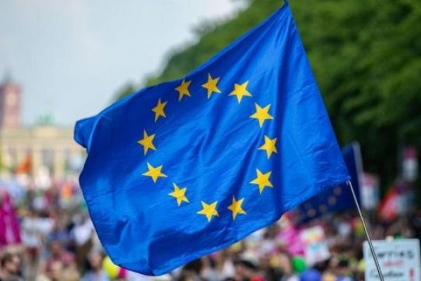 Banco Europeo de Inversiones dejará de financiar proyectos de combustibles fósiles y aeropuertos tras aprobar millonario "plan verde"