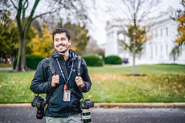 El fotógrafo chileno de la Casa Blanca cuenta detalles de Trump y su imagen más icónica