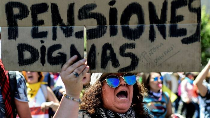 <p>Financial Times: El famoso sistema de pensiones de Chile enfrenta una crisis existencial</p>