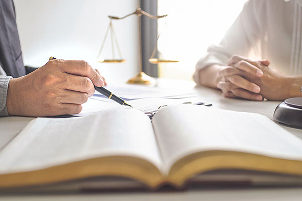 El efecto pandemia en sueldos de abogados: bajan 14% en estudios de menor tamaño