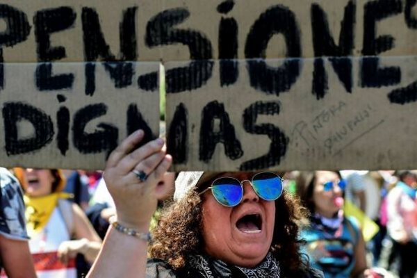 Financial Times: El famoso sistema de pensiones de Chile enfrenta una crisis existencial