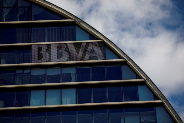 El día de BBVA: tras vender en EEUU ahora reconoce que busca fusionarse con otro banco español
