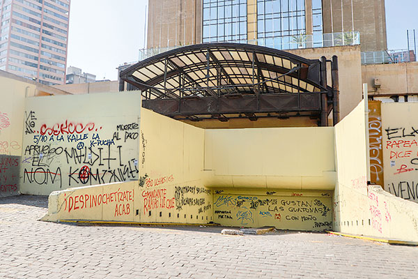 <p>El estallido social y luego la pandemia golpearon al Hotel Crown Plaza, ubicado en Santiago. Foto: Julio Castro</p>