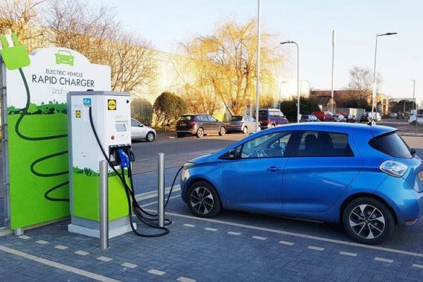 <p>Reino Unido prohibirá la venta de vehículos nuevos a gasolina y diésel a partir de 2030</p>
