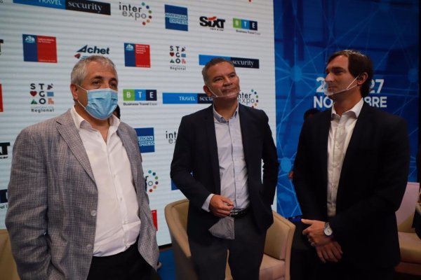 <p>Roberto Alvo (Latam), Estuardo Ortiz (JetSmart) y José Ignacio Dougnac (Sky). Fotos: Julio Castro</p>