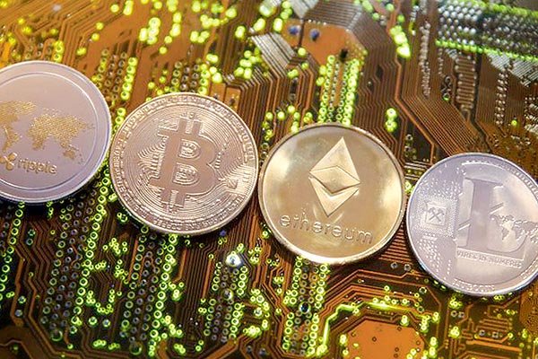 <p>Desde 2018 que los principales actores de la banca están enfrentados con las plataformas de criptomonedas por el cierre de cuentas. Foto: Reuters</p>
