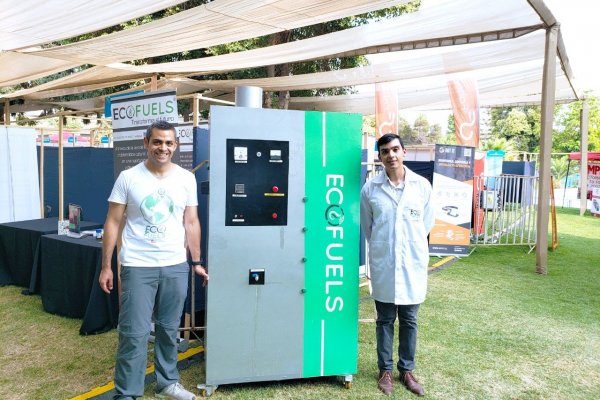 Startup que transforma residuos plásticos en combustible gana premio anual de Fundación Everis