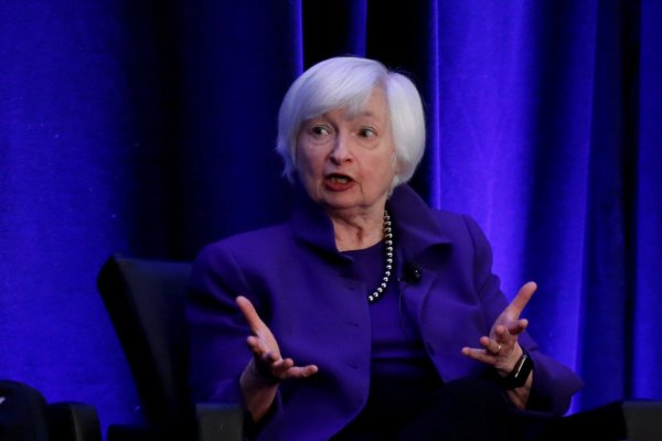 Yellen dice que se necesitan medidas urgentes para evitar que crisis en EEUU se profundice
