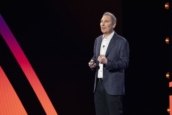 CEO de AWS anuncia nuevas capacidades para enfrentar "una nueva escala de información"