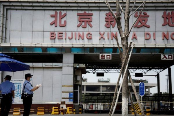China eleva la fiscalización y ordena mayores inspecciones para evitar la transmisión del virus a través de productos importados