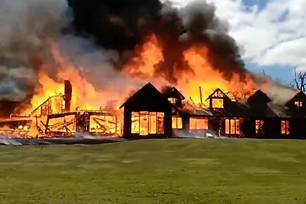 Incendio destruyó casa de la familia Vial-Concha en la región de Los Lagos