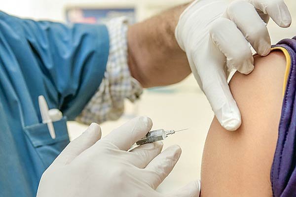 Primeros chilenos vacunados con AstraZeneca comparten sus experiencias