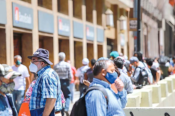 <p>La cantidad de sucursales, cajeros, call center y canales digitales son los atributos que destacan las personas de sus bancos. Foto: Julio Castro</p>