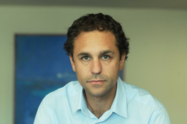 Fernando Larraín aterriza en Chile y enfrentará el retiro 2.0 de las AFP