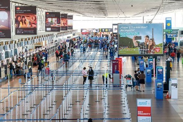 <p>Aeropuerto de Santiago anuncia restricción de vuelos interregionales y Turbus informa que mantendrá sus recorridos</p>