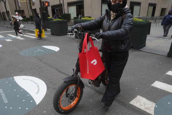 <p>La app de comida a domicilio DoorDash debuta en Wall Street y la acción se dispara</p>