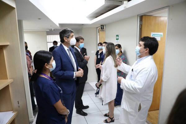 100 voluntarios de la salud recibieron primera dosis -de vacuna o placebo- en ensayo clínico de Sinovac en Chile
