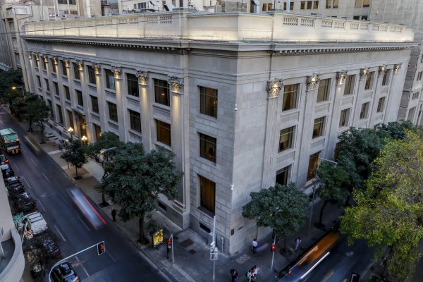 Agentes del mercado discuten con Banco Central las distorsiones del mercado cambiario producto de los cambios masivos de multifondos