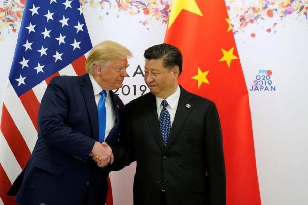 Trump promulga ley que podría expulsar a firmas chinas de mercados bursátiles EEUU