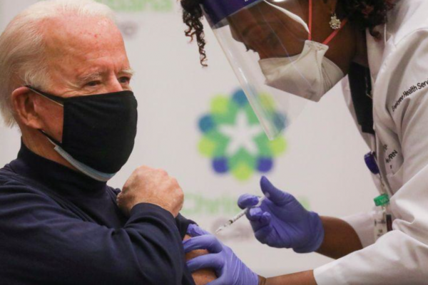 Biden recibe vacuna para COVID-19 mientras aumentan esfuerzos en EEUU por inocular a población