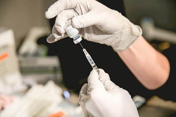 Vacunas: hoy llegan primeras dosis de Pfizer y Sinovac se prepara a iniciar inmunización en enero