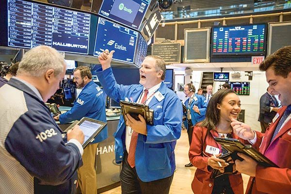 Bolsas cierran el año celebrando un turbulento 2020