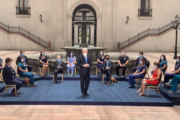 Piñera confirma que mañana llega segundo embarque con 11.700 vacunas Pfizer y dice que "estamos empezando a ver la luz al final del túnel"