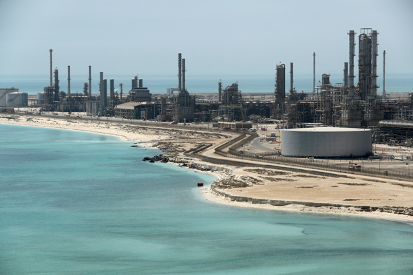 Precio del petróleo escala luego que Arabia Saudita anunció que recortará su producción