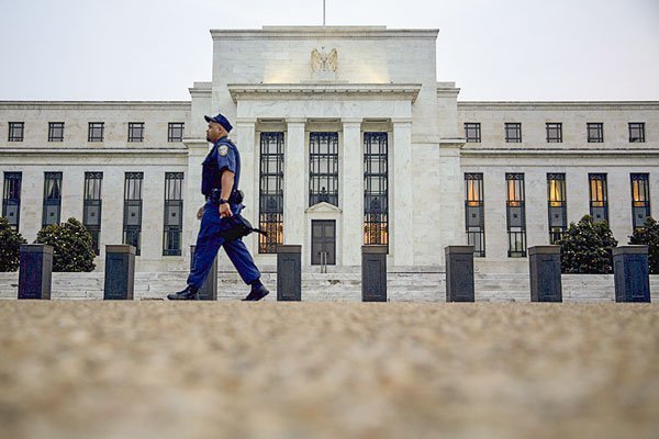 Fed ve modesto crecimiento en la economía, pero dice que el optimismo es atenuado por rebrote