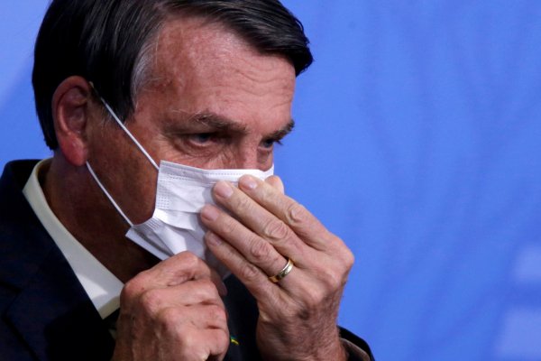 Bolsonaro se aparta de Twitter y Facebook tras su veto a Trump