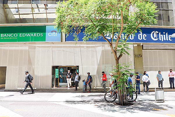 <p>Las negociaciones de los sindicatos de Banco de Chile para mejorar el plan de salida de los trabajadores despedidos</p>