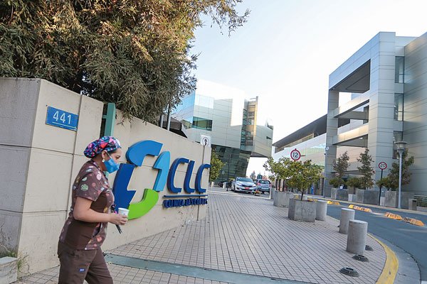 Clínica Las Condes iniciará acciones contra el Fisco por atenciones de pacientes Fonasa no pagadas durante la pandemia