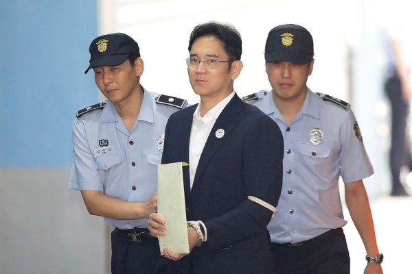 Heredero de Samsung condenado a dos años y medio de cárcel por corrupción