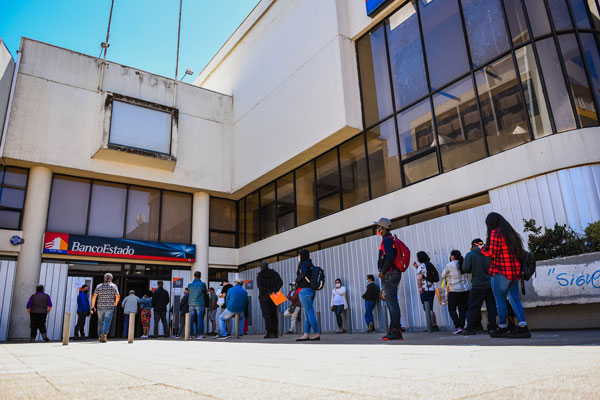 <p>El primer tropiezo de De Tezanos en BancoEstado: confusión por recambio de tarjetas de CuentaRUT</p>