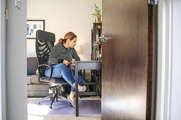 <p>¿Teletrabajo pierde fuerza? Personas que se desempeñan desde su propio hogar disminuyen desde el peak de la pandemia</p>