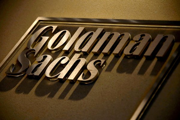Ganancias de Bank of America caen, pero las de su par Goldman Sachs suben por fusiones