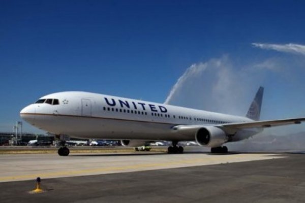 United Airlines promete más recortes de costos a medida que aumenta la quema de efectivo