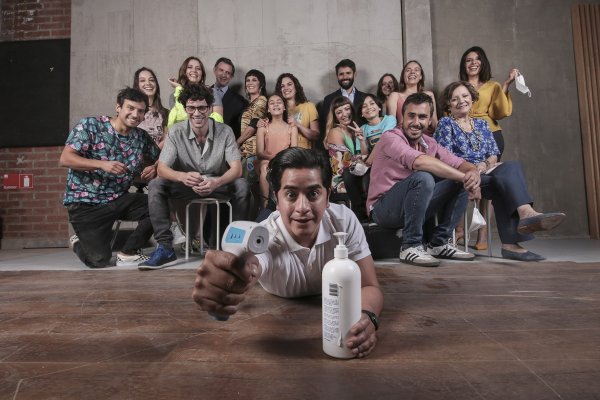 Mega graba sus teleseries con enfermeros en terreno