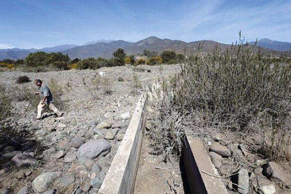 Senado oficiará a Colbún por situación de agricultores tras derrumbe en canal de Las Mercedes