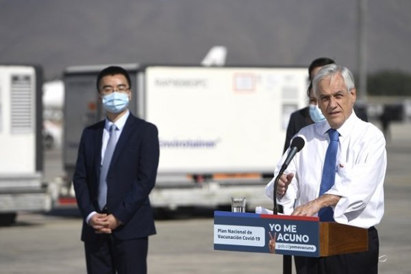 Piñera recibe primer cargamento de casi 2 millones de dosis de la vacuna de Sinovac