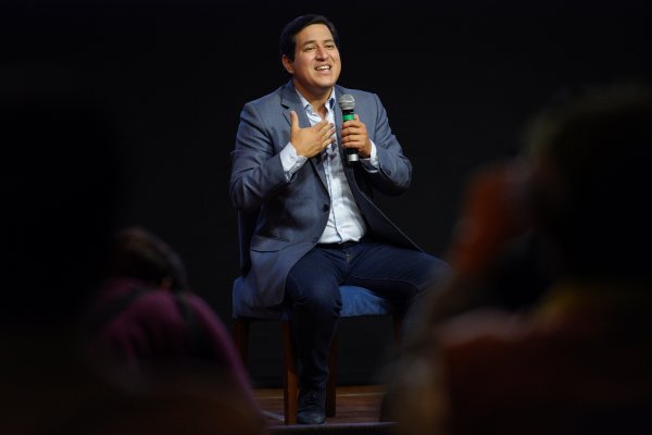 Candidato Arauz gana primera ronda presidencial en Ecuador